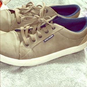 Like New -NEVER worn)- Skechers shoes size-7 boys